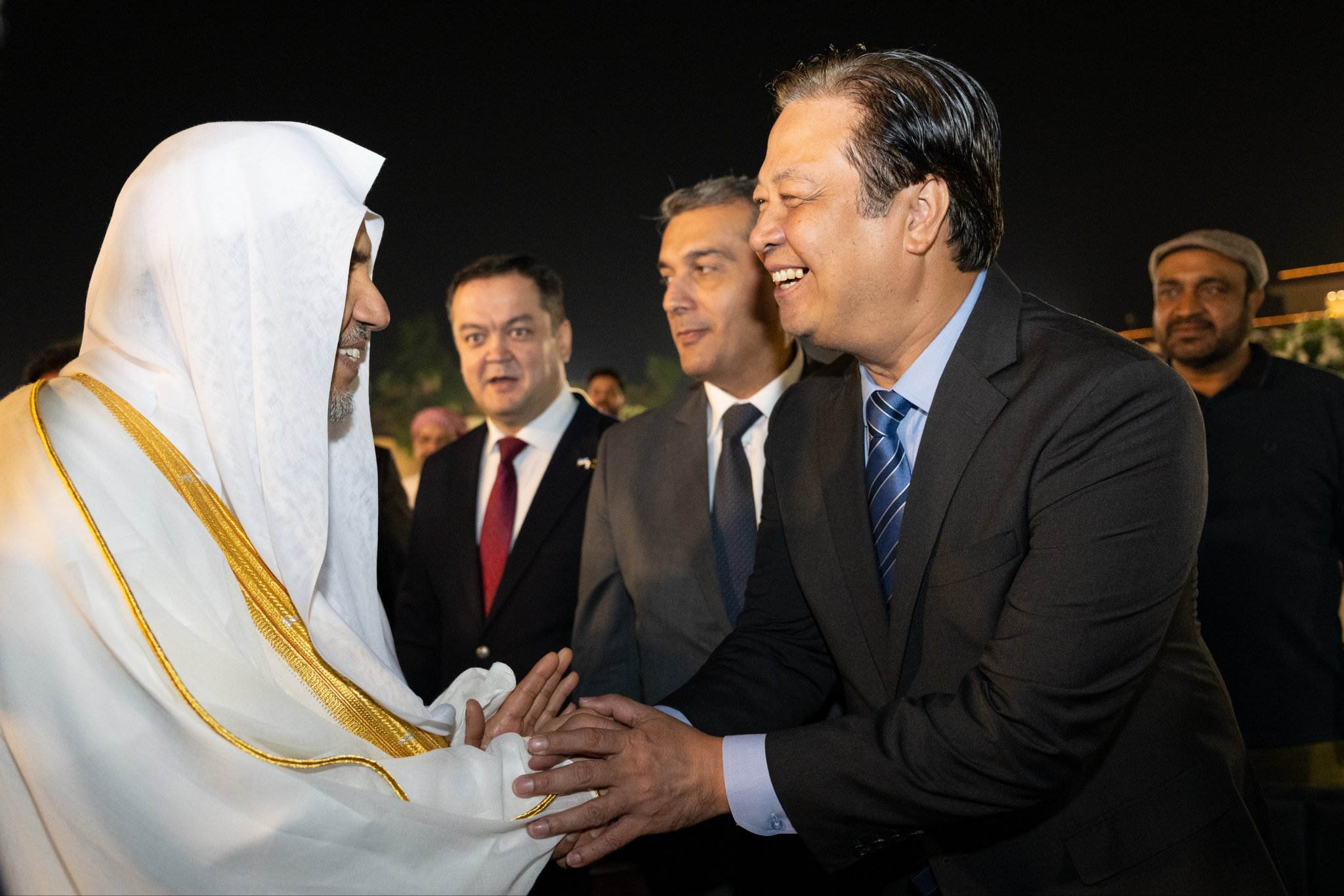 معالي رئيس لجنة الدفاع في مجلس الشيوخ الباكستاني، الوجيه السيد محمد طلحة محمود، يقيم مأدبة عشاء؛ احتفاءً بزيارة معالي الأمين العام، رئيس هيئة علماء المسلمين، فضيلة الشيخ د.⁧‫محمد العيسى