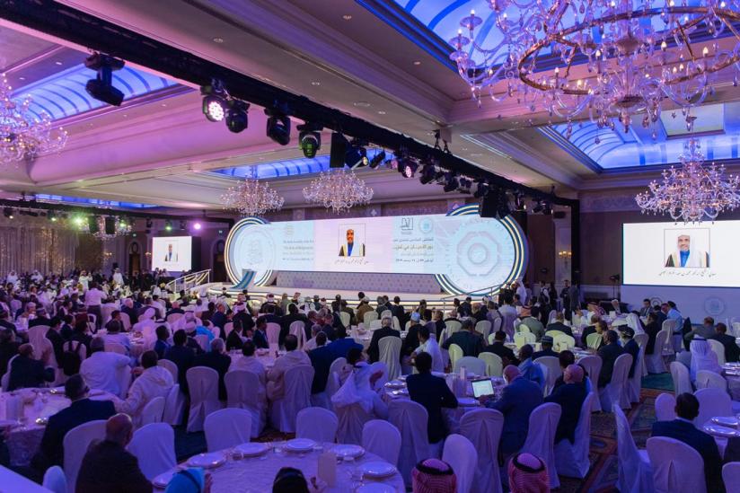 خلال مراسم احتفال دولي وزير التسامح الإماراتي يُسلّم د.العيسى جائزة تعزيز السِّلم