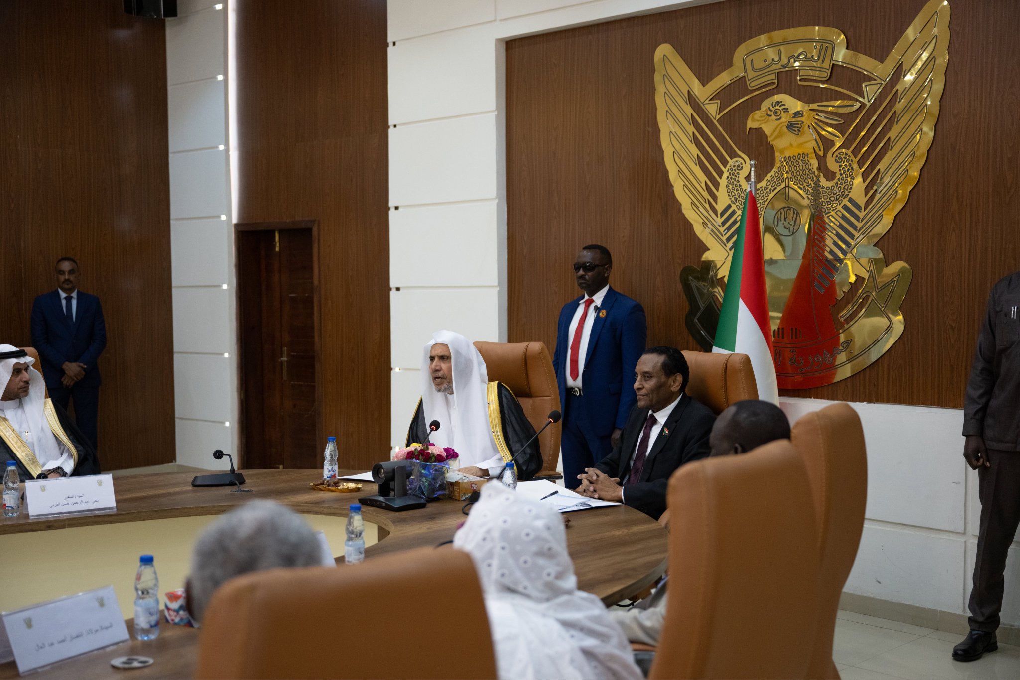 مساءَ اليوم : عقَدَ دولةُ رئيس مجلس وزراء جمهورية السودان، البروفيسور كامل إدريس، مع معالي الأمين العام، الشيخ د.محمد العيسى، جلسةَ مُباحثاتٍ بحضور أعضاء مجلس الوزراء وكبار المستشارين
