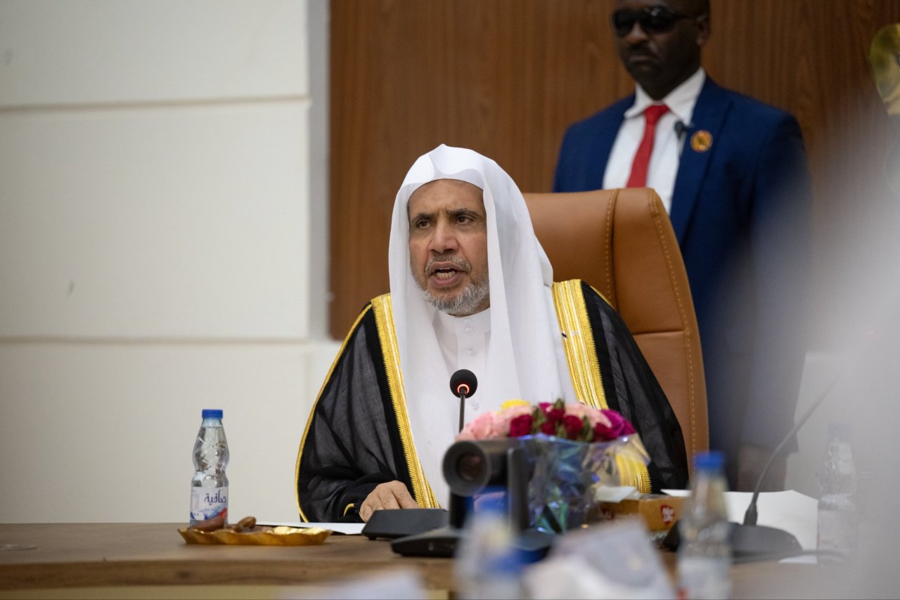 مساءَ اليوم : عقَدَ دولةُ رئيس مجلس وزراء جمهورية السودان، البروفيسور كامل إدريس، مع معالي الأمين العام، الشيخ د.محمد العيسى، جلسةَ مُباحثاتٍ بحضور أعضاء مجلس الوزراء وكبار المستشارين