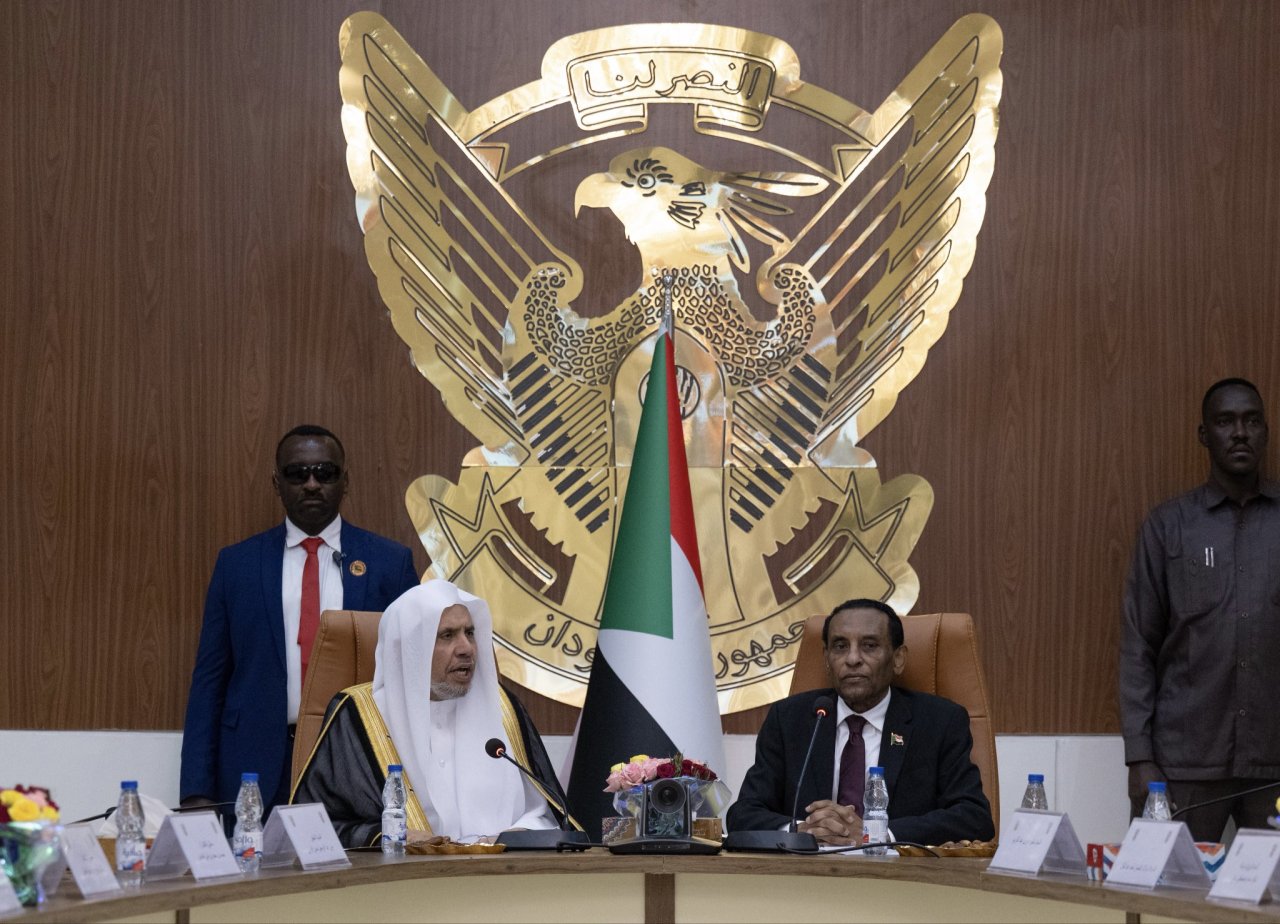 فخامة رئيس مجلس السيادة السوداني، الفريق أول ركن عبدالفتاح البرهان يُعرِب في اتصالٍ هاتفيٍّ بمعالي الأمين العام، فضيلة الشيخ د.محمد العيسى ، عن ترحيبِه بزيارة فضيلته الحالية للسودان
