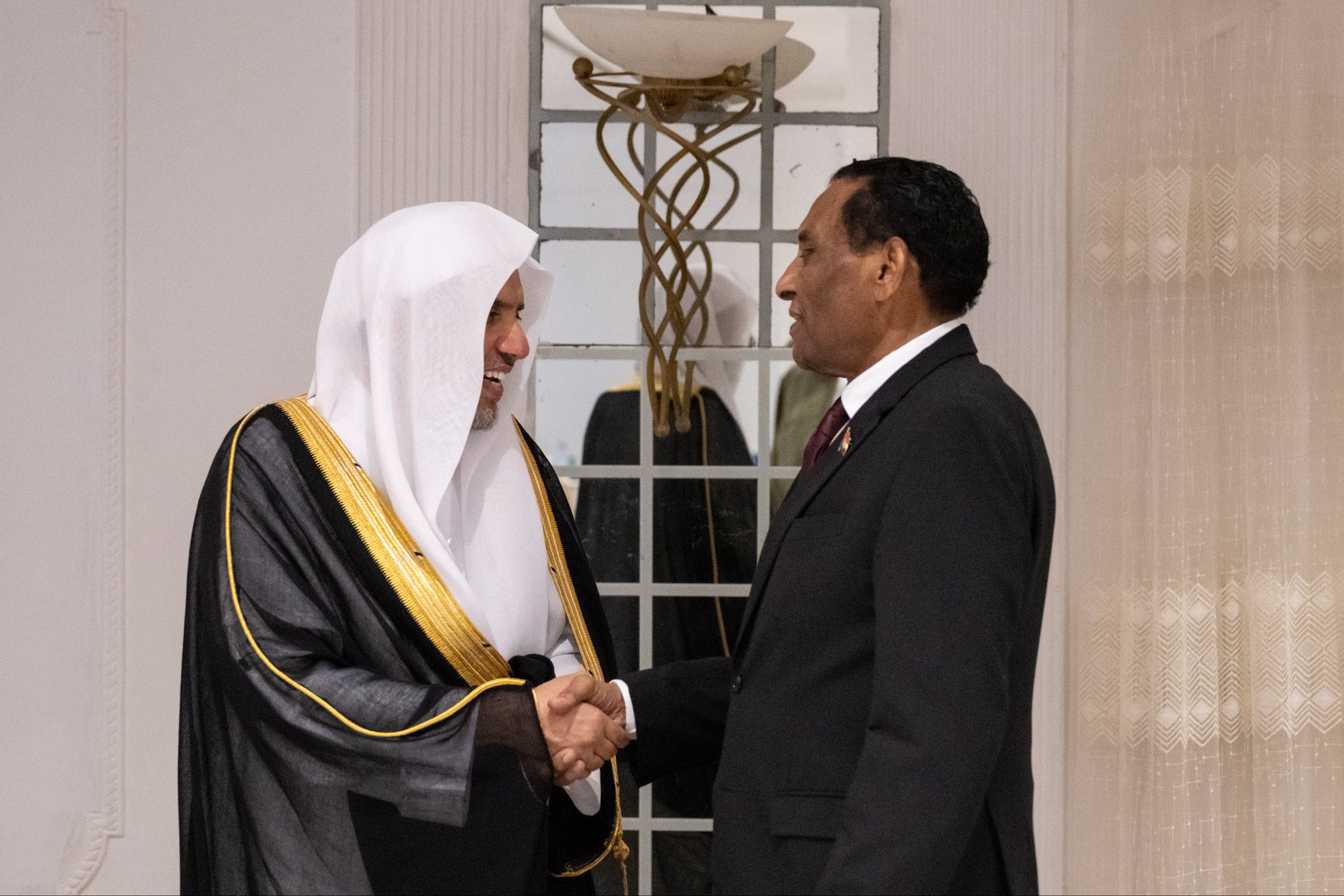 معالي الأمين العامّ في السودان تعاوُنٌ ودعمٌ لاستعادة مقوِّمات الاستقرار والسلام، ولقاءاتٌ رفيعة المستوى عقدَها فضيلة الشيخ د.محمد العيسى ، مع قيادات الحكومة ووفود العلماء