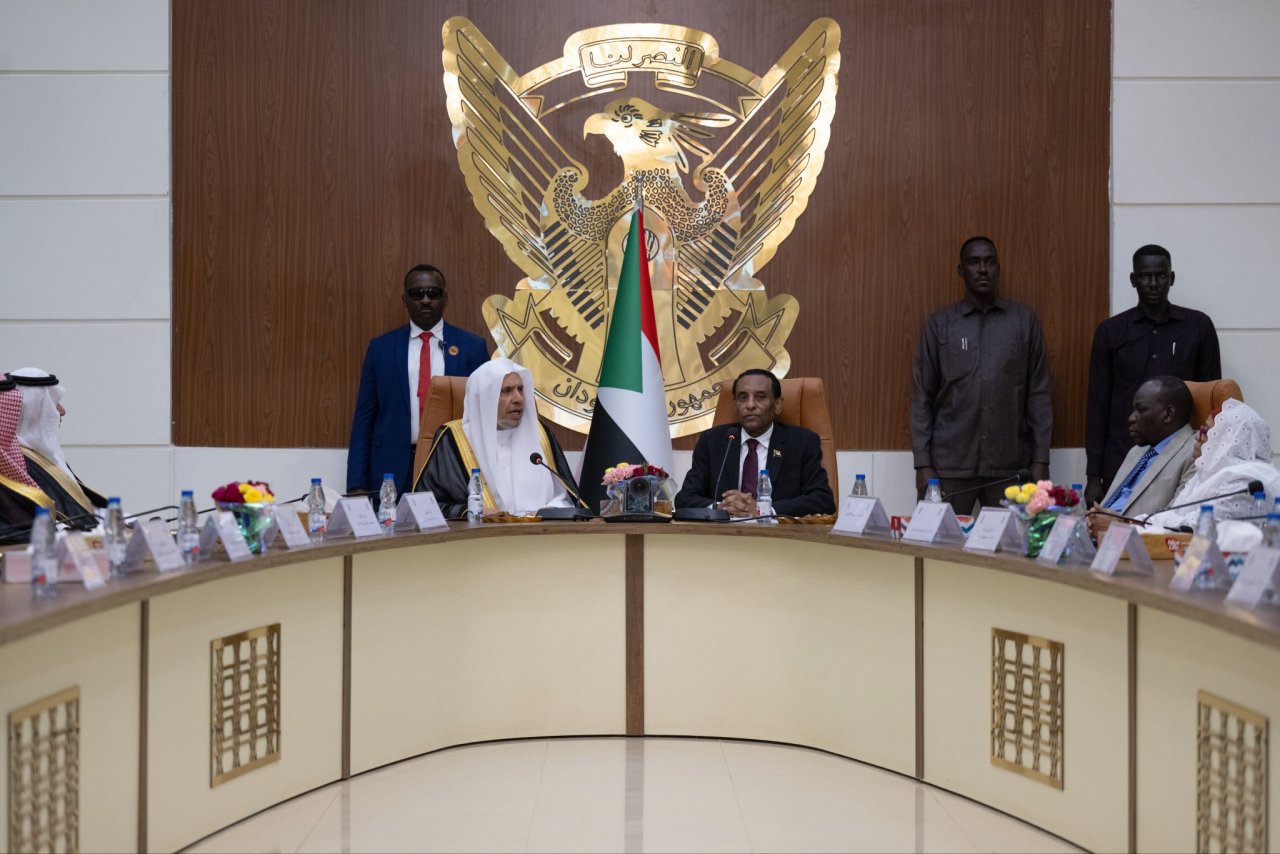 معالي الأمين العامّ في السودان تعاوُنٌ ودعمٌ لاستعادة مقوِّمات الاستقرار والسلام، ولقاءاتٌ رفيعة المستوى عقدَها فضيلة الشيخ د.محمد العيسى ، مع قيادات الحكومة ووفود العلماء