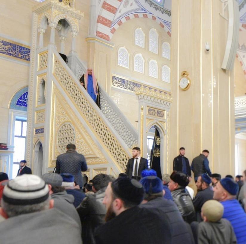 En présence du président tchétchène, de grands muftis et de savants du monde musulman, le Secrétaire général de la Ligue islamique mondiale fait le sermon du Vendredi à Grozny