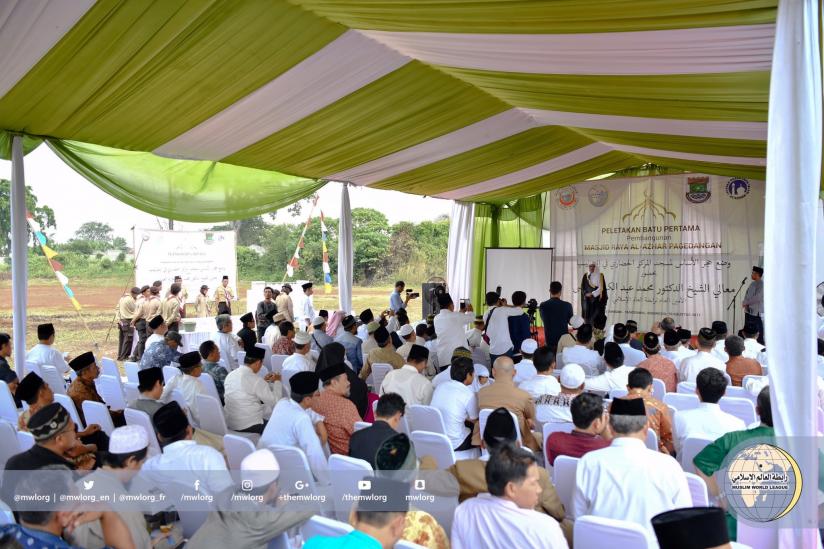 ‏معالي الأمين العام واضعاً حجر أساس المركز الحضاري ومسجده الجامع في إندونيسيا