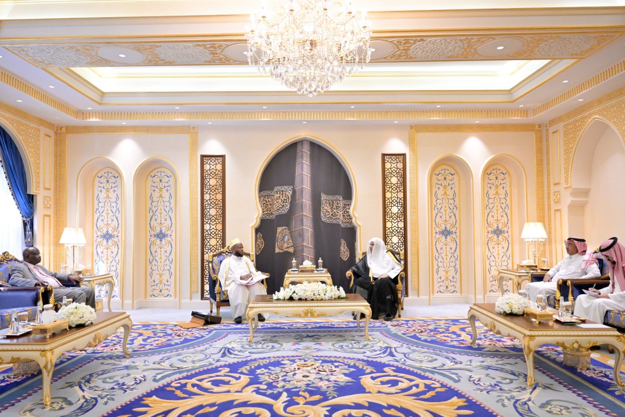 استقبل معالي الأمين العام، رئيس هيئة علماء المسلمين، فضيلة الشيخ د.⁧‫محمد العيسى‬⁩⁦‪‬⁩، سماحة الإمام الأكبر للشؤون الإسلامية، المفتي العام لجمهورية بروندي، الشيخ: ناياباغالو سالوم