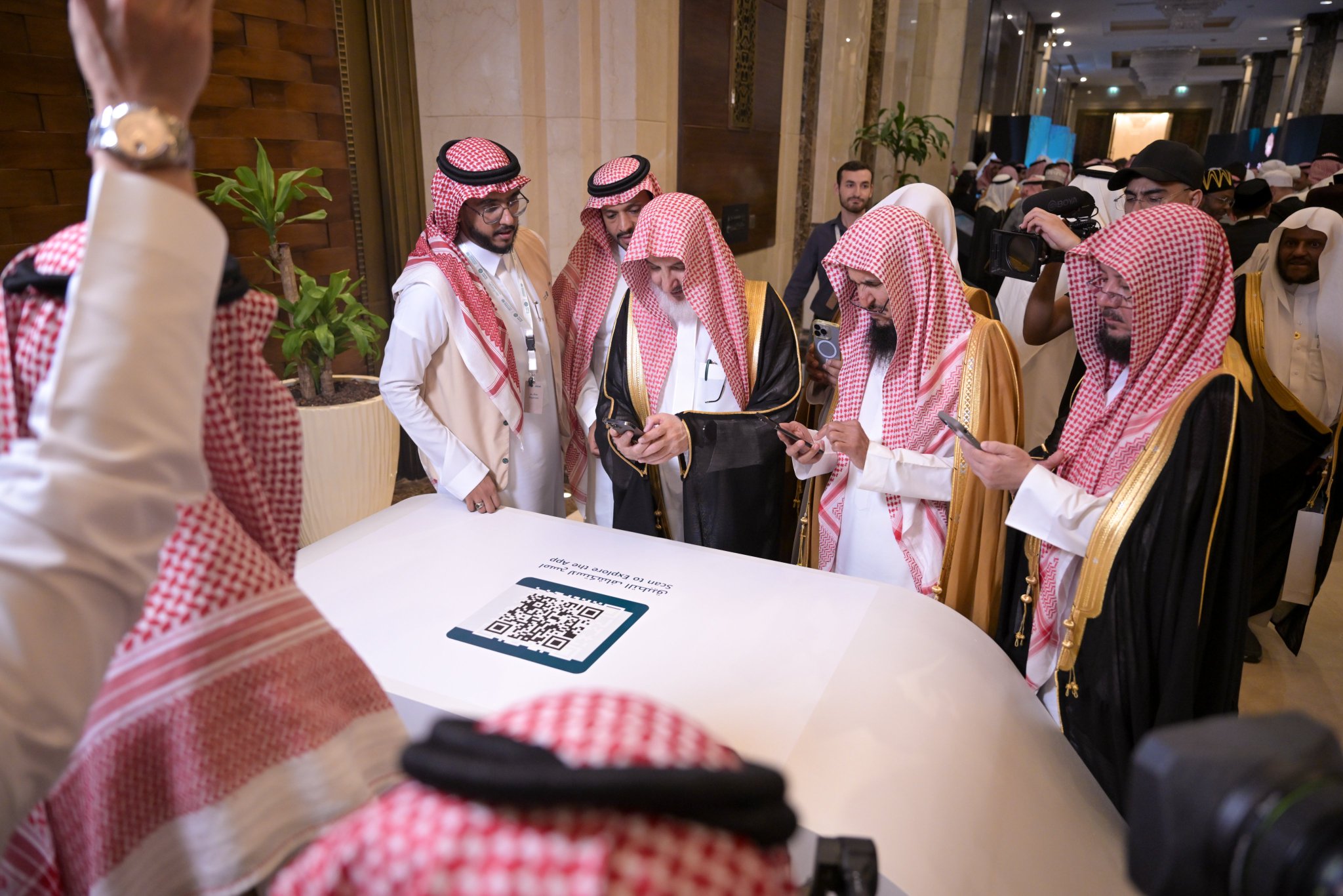 اللحظاتُ الأولى لتدشين تطبيق "مِنهاج"، ثم "تحميلِه" على الهواتف من قِبَل عددٍ من أصحابِ السَّماحةِ والفضيلة والمعالي، من كبارِ علماءِ العالم الإسلامي وعدد من كبار الشخصيات الإسلامية