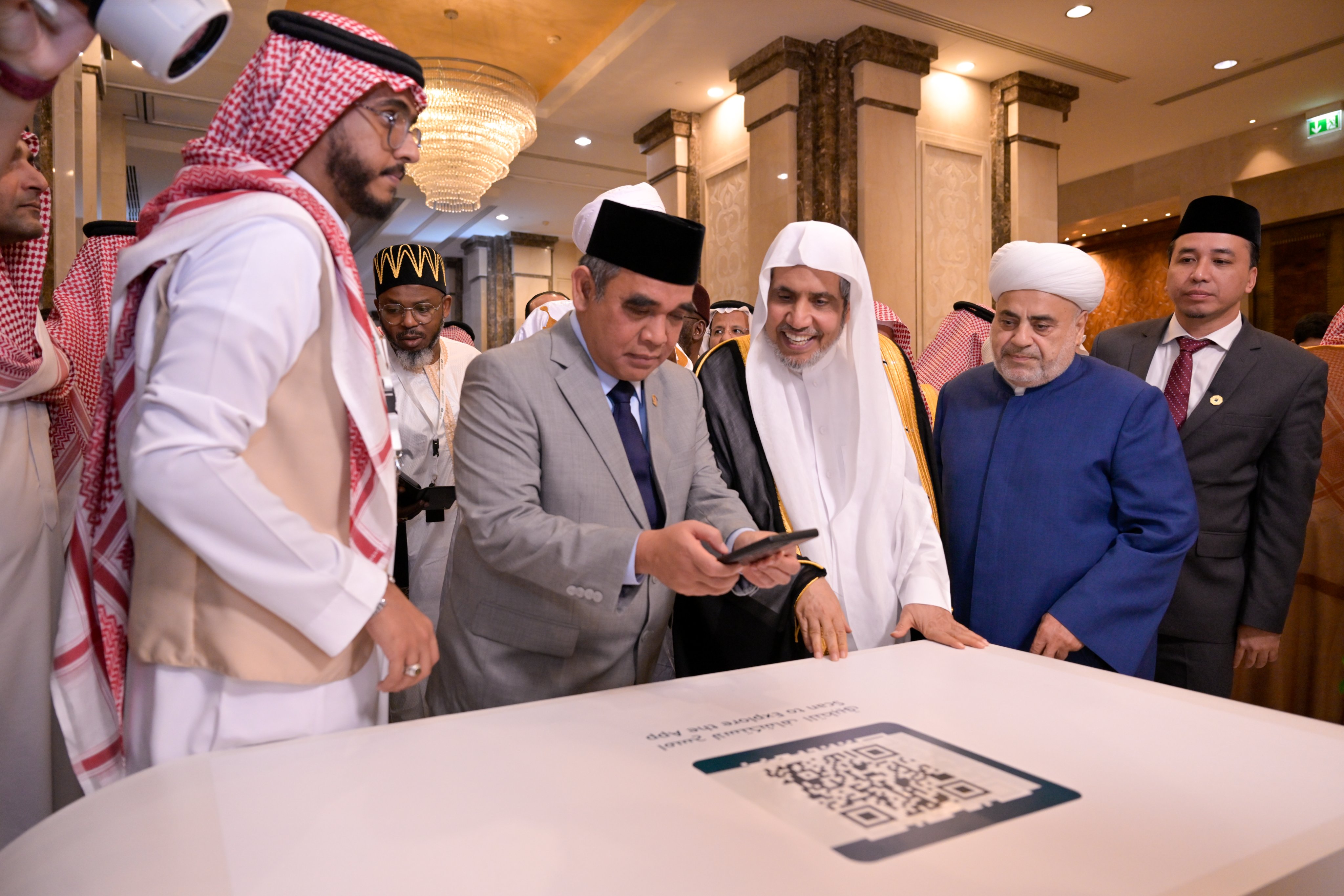 ‪Here are the first moments of the launch of the “Minhaj” app, followed by its installation on the devices of the esteemed scholars and dignitaries