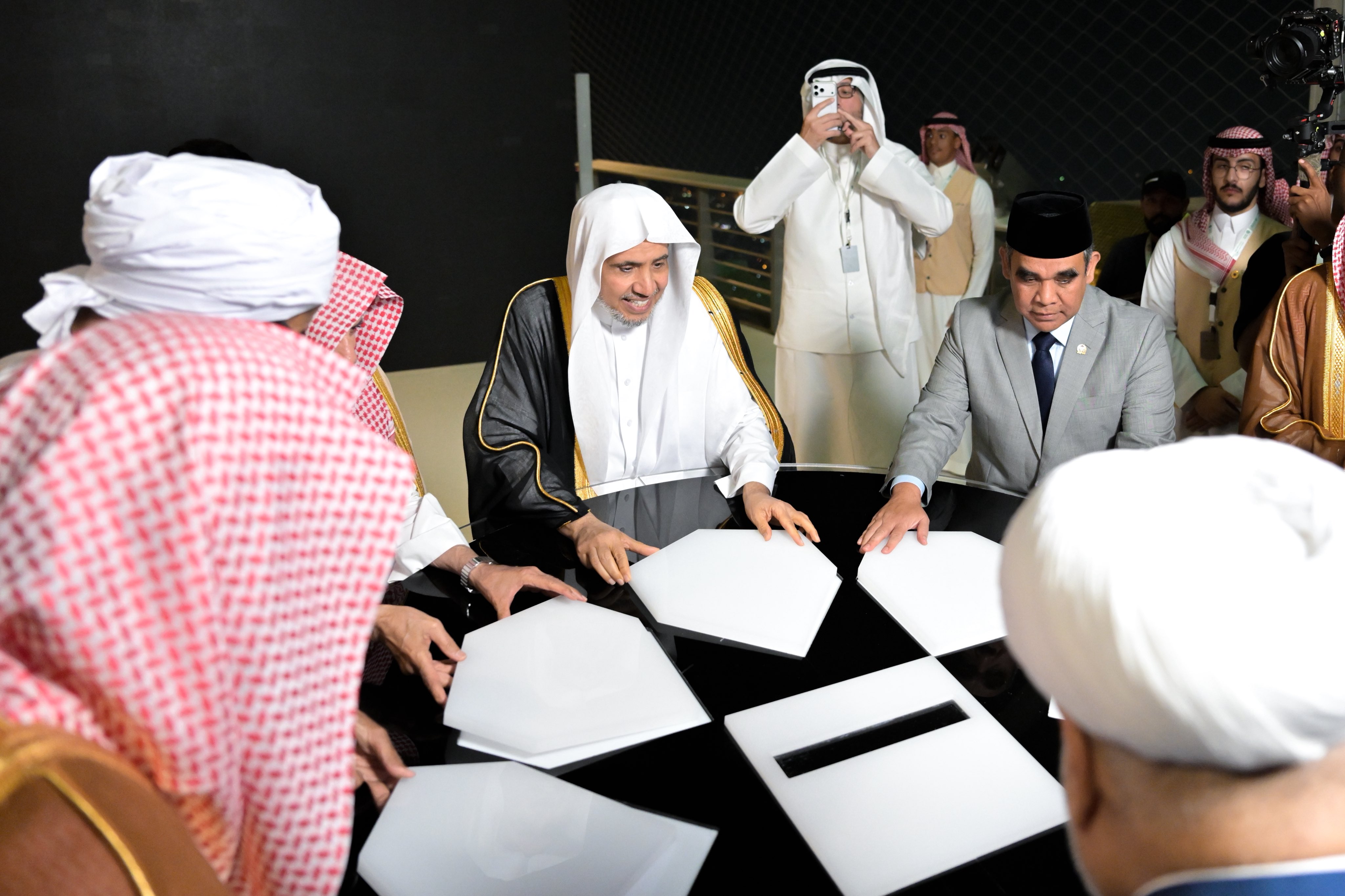 هُنا، حيث فُتِحَتْ صفحةٌ جديدةٌ من الموثوقيّة الشرعيّة في الفضاء الرقمي الإسلامي؛ انطلاقةُ تطبيق "مِنهاج":