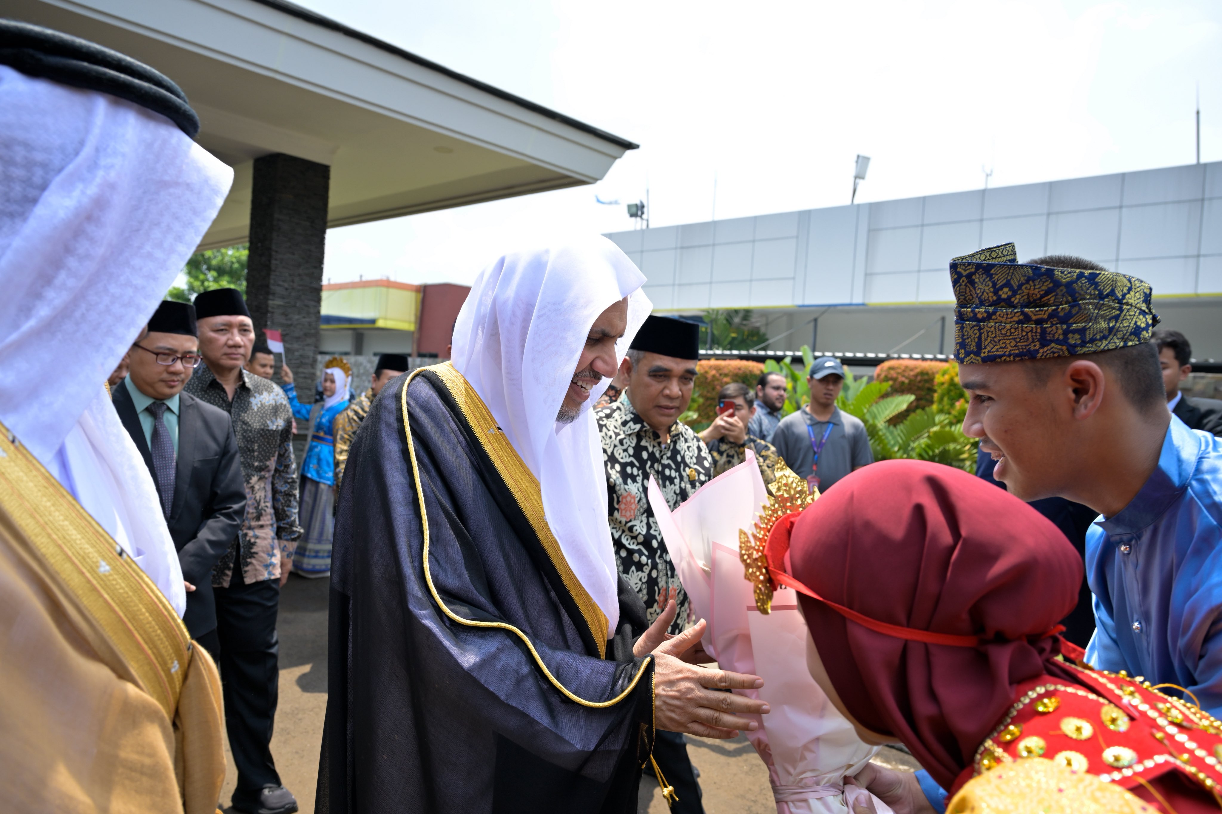 بدعوةٍ رسميةٍ من جمهورية إندونيسيا .. وتشمل عدداً من اللقاءات والفعاليات: وصل معالي الأمين العام، الشيخ د.محمد العيسى، إلى مطار حليم بيرداناكوسوما الدولي، في العاصمة الإندونيسية "جاكرتا"