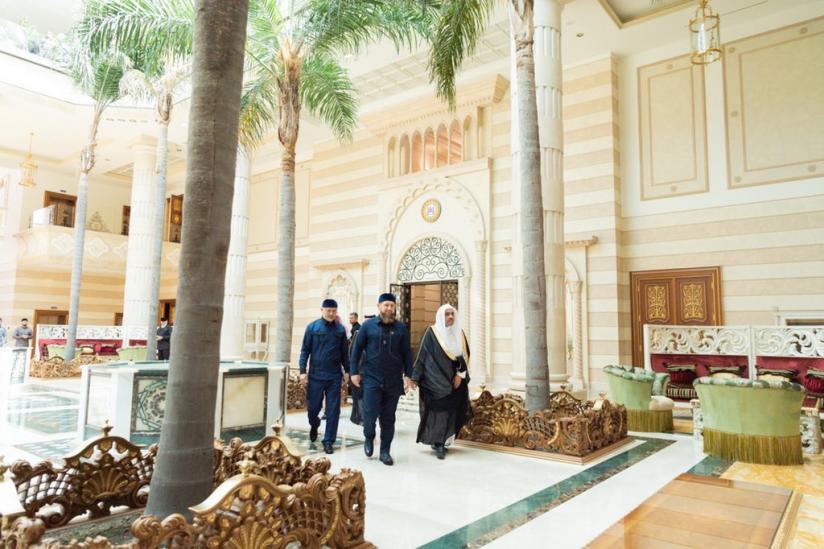 Le Prt tchétchène Ramadan Kadyrov reçoit Mohammad Alissa pour l’inauguration de la plus grande mosquée d’Europe .
