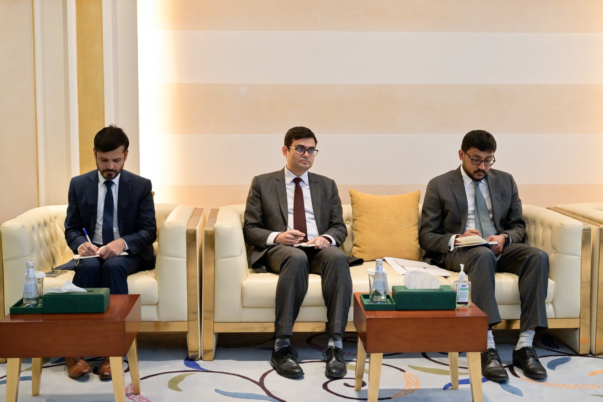 استقبل معالي الأمين العام، رئيس هيئة علماء المسلمين، فضيلة الشيخ د.⁧‫ محمد العيسى‬⁩‬⁩ ‏، في مكتبه ظُهر اليوم، سعادةَ سفير جمهورية الهند لدى المملكة العربية السعودية، الدكتور سهيل إعجاز خان