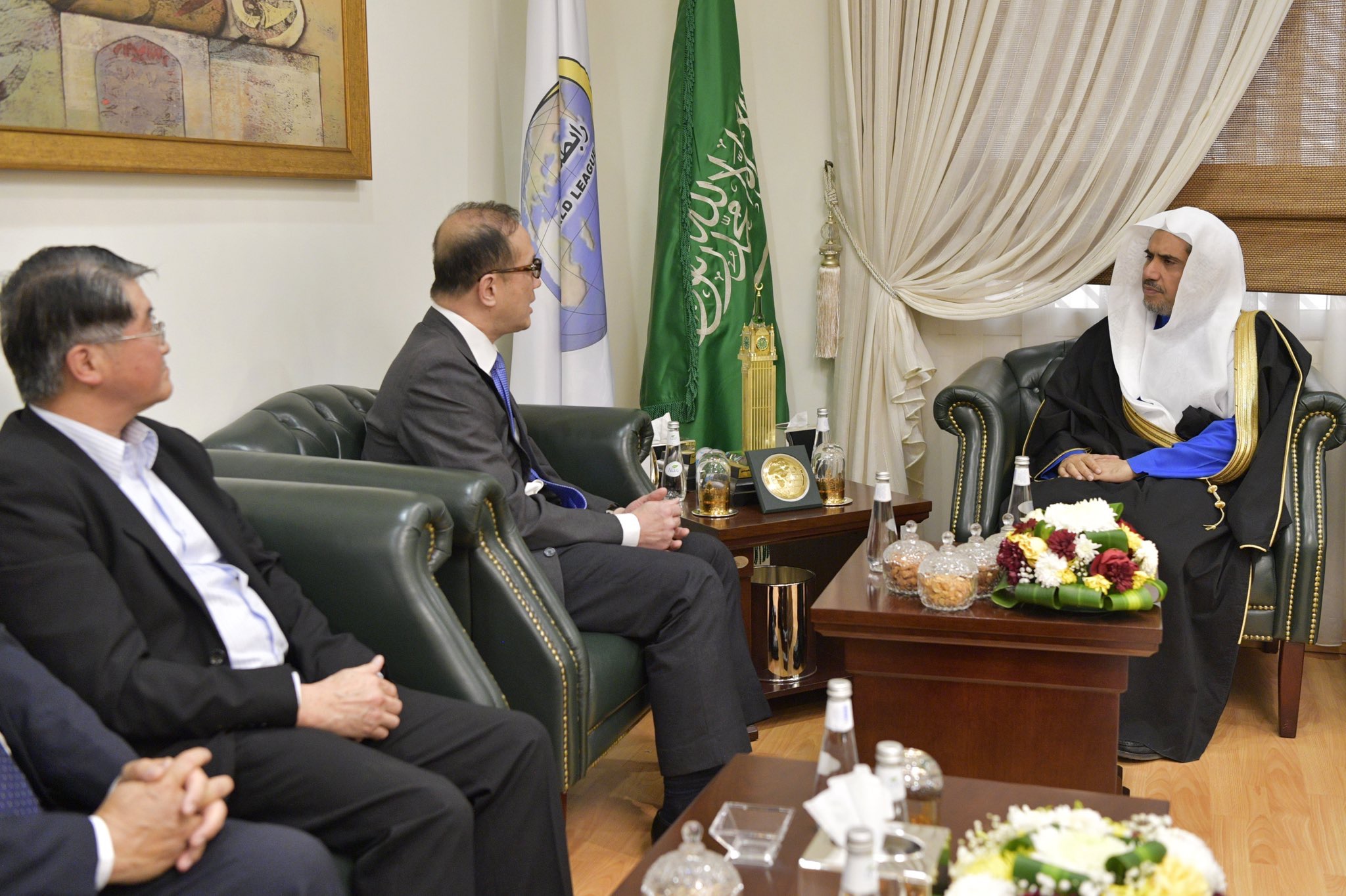 Le SG de la Ligue Islamique Mondiale cheikh D. Mohammad Alissa a reçu le représentant économique et culturel de Taipei au Royaume d’Arabie Saoudite avec sa