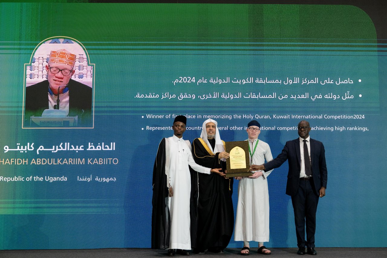 Cheikh Alissa assiste à la remise de diplômes de 70000 mémorisateurs et mémorisatrices du Noble Coran au Rwanda.