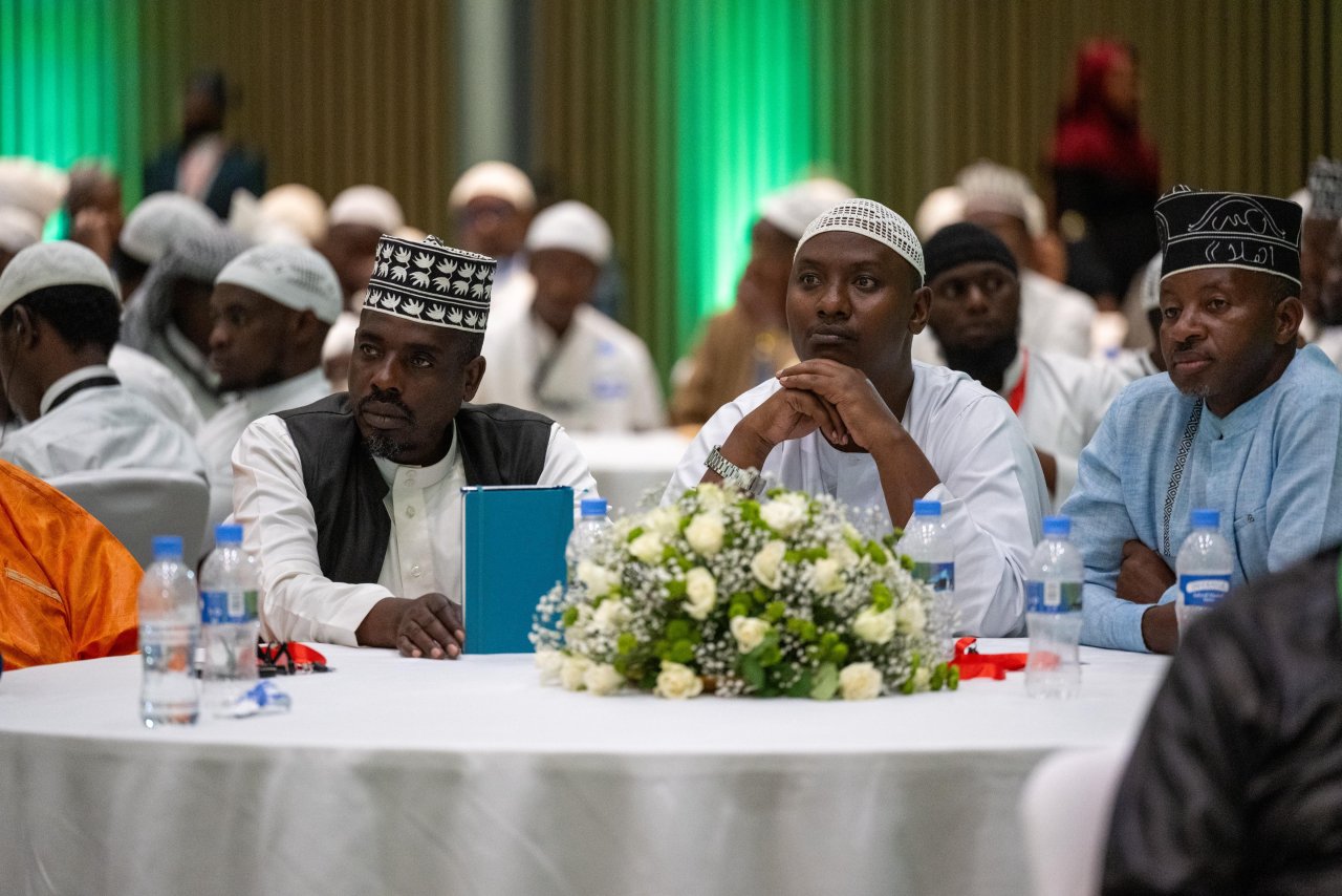 Cheikh Alissa assiste à la remise de diplômes de 70000 mémorisateurs et mémorisatrices du Noble Coran au Rwanda.