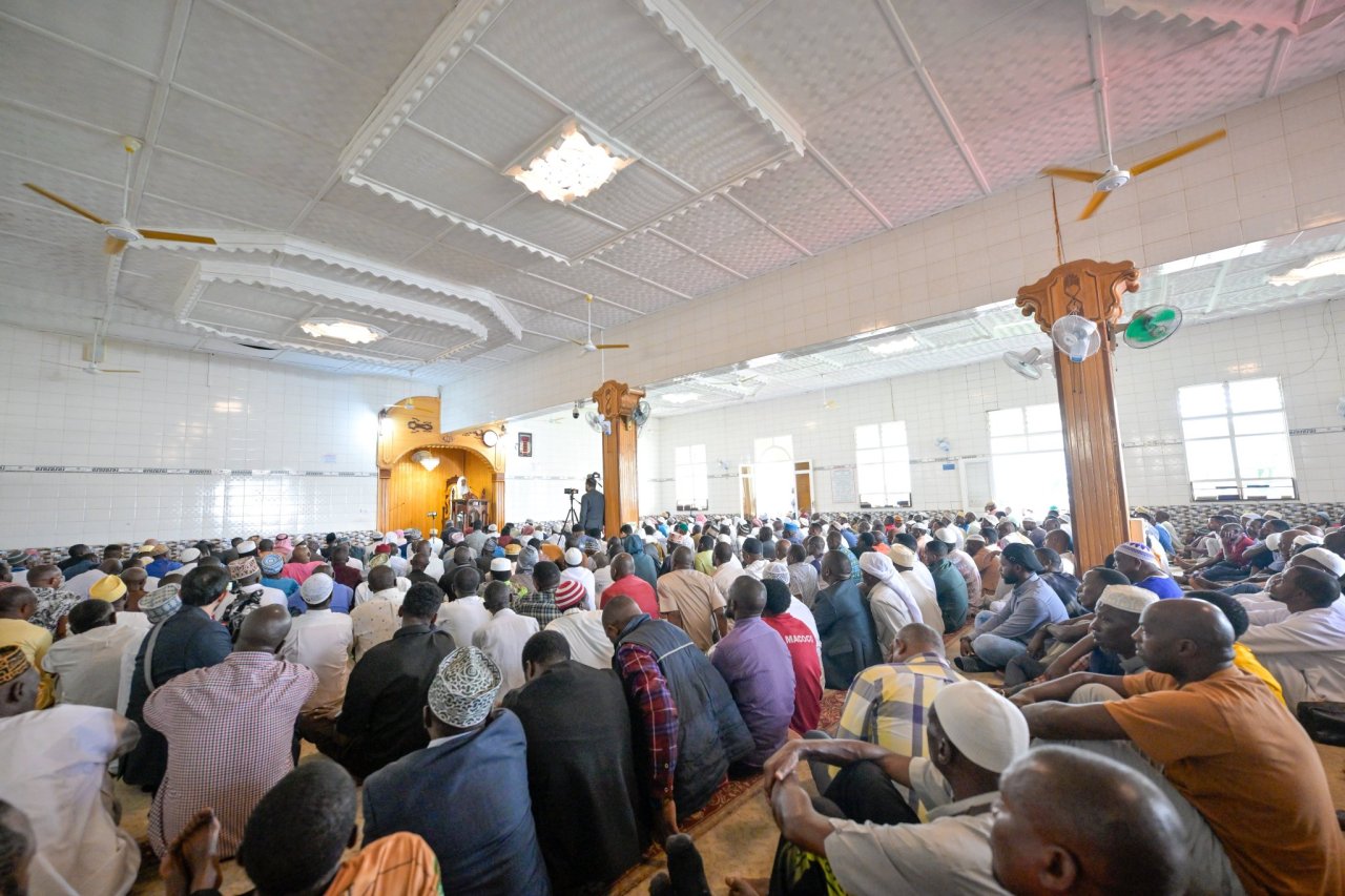 Le Secrétaire général, cheikh Mohammed Al-Issa a prononcé le sermon du vendredi devant les fidèles et a dirigé la prière dans la capitale rwandaise, Kigali