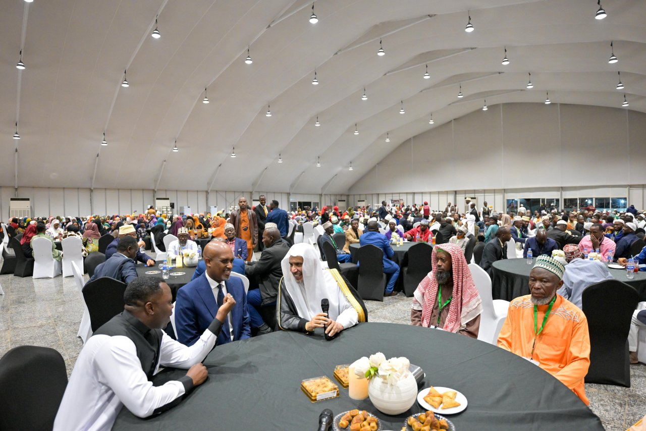Cheikh Alissa participe au repas d’iftar du Ramadan avec la communauté musulmane au Rwanda.