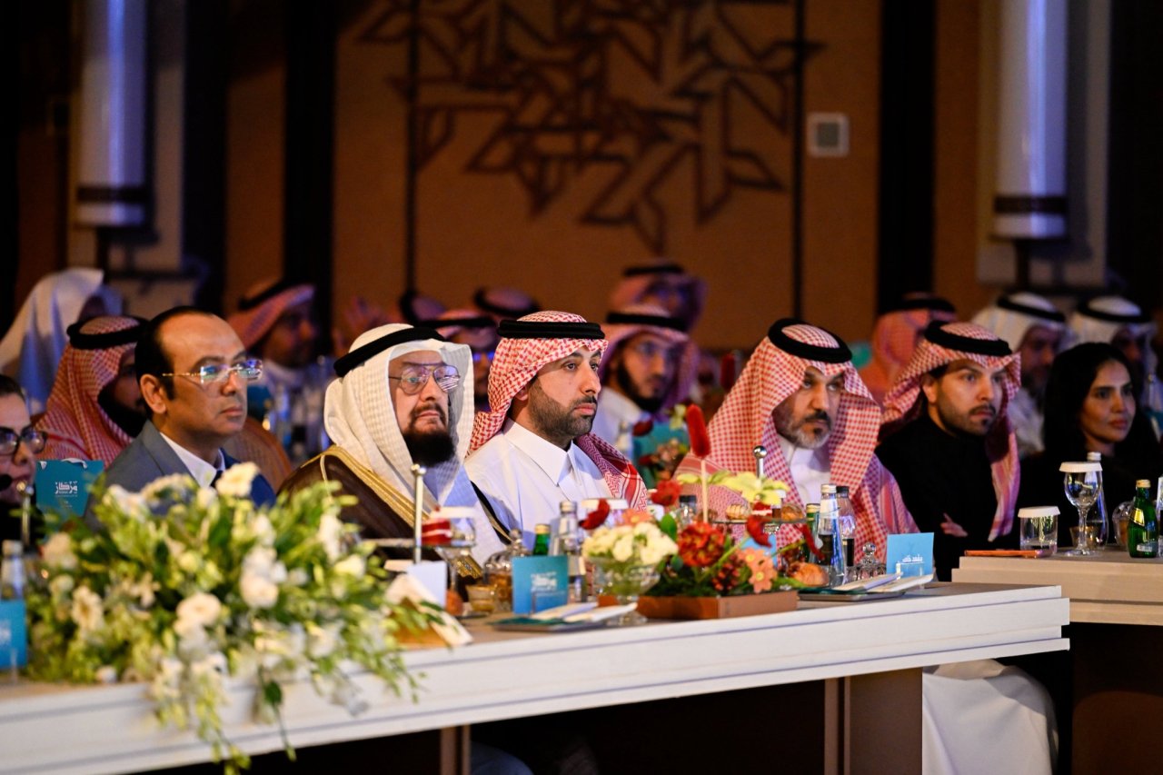 استضاف "مِركاز البلد الأمين"، معالي الأمين العام، رئيسَ هيئة علماء المسلمين، فضيلةَ الشيخ د.⁧‫محمد العيسى‬⁩ ‬⁩، في جلسةٍ حواريّةٍ حول "تكوين الشخصية الإسلامية"