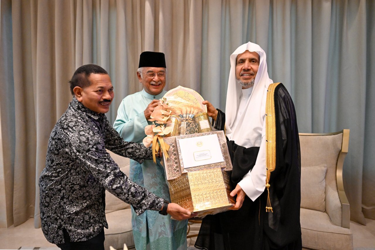 استقبلَ معالي الأمين العام، رئيسُ هيئة علماء المسلمين، فضيلةُ الشيخ د.⁧‫محمد العيسى‬⁩ ‬⁩، في مقرّ إقامته بمدينة "كوالالمبور"، تون سري الدكتور الحاج محمد علي بن محمد رستم، حاكم ولاية ملاكا