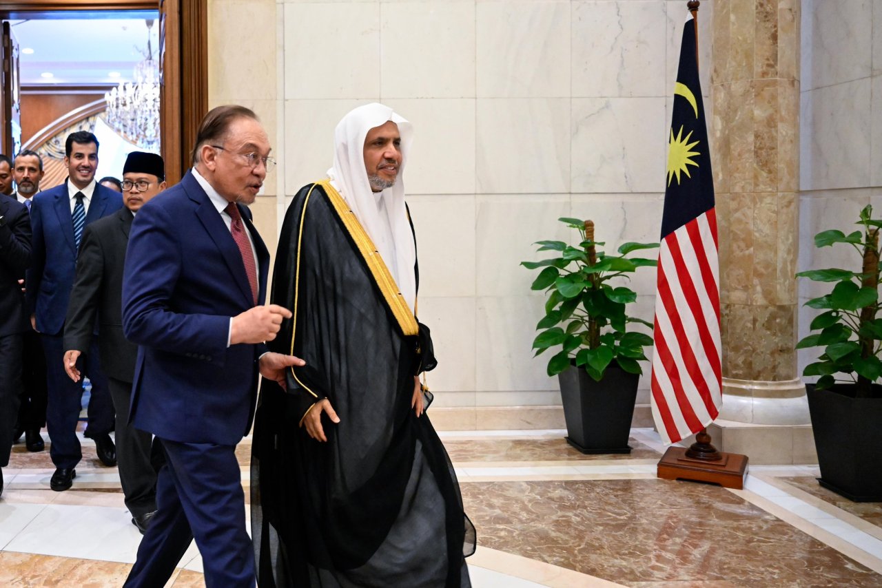 At the Presidential Palace in the capital, Kuala Lumpur, H.E. Dato’ Seri Anwar Ibrahim, the Prime Minister of Malaysia, received H.E. Sheikh Dr. Mohammed Al-Issa