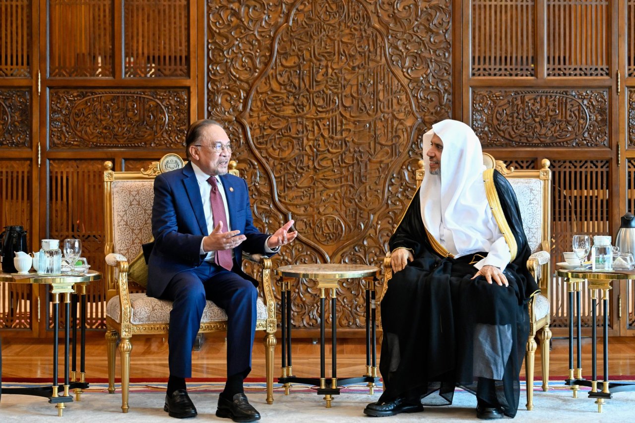 At the Presidential Palace in the capital, Kuala Lumpur, H.E. Dato’ Seri Anwar Ibrahim, the Prime Minister of Malaysia, received H.E. Sheikh Dr. Mohammed Al-Issa