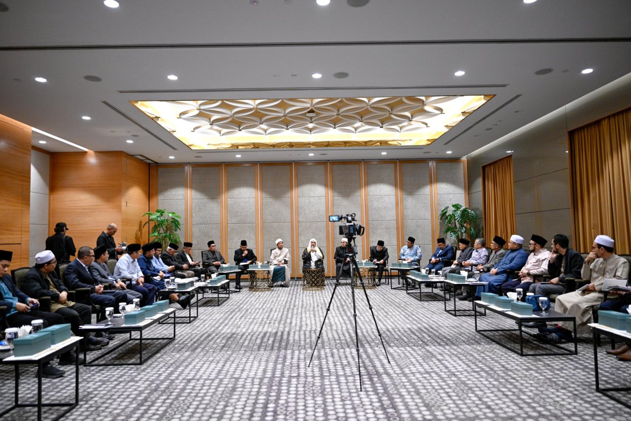 H.E. Sheikh Dr. Mohammed Al-Issa, held a meeting with senior Malaysian scholars from across the states, led by H.E. Sheikh Ahmad Fauwaz Fadzil