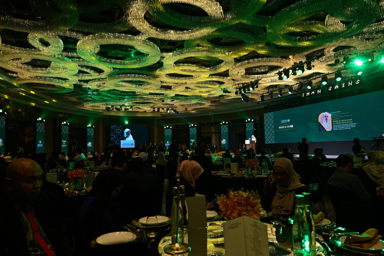 د. العيسى يدشِّن من ماليزيا المجلسَ العالميّ للإعجاز العلمي في القرآن والسُّنة، ويرعى الحفل الختامي لبرنامج ومسابقة "العلم والإيمان"