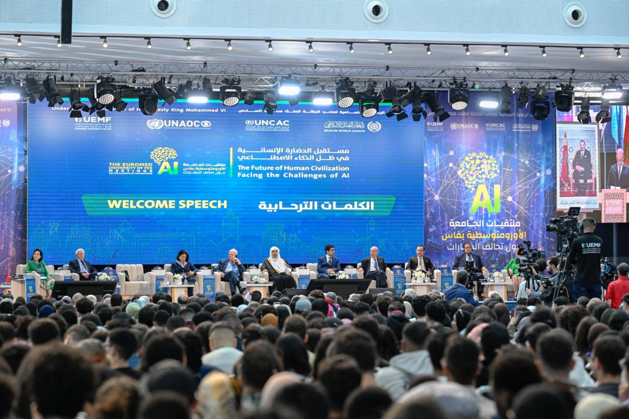 باستضافة الجامعة الأورومتوسطية بمدينة "فاس"، ومشاركة شخصياتٍ عالميةٍ، والممثّل السامي للأمم المتحدة لتحالف الحضارات، إلى جانب نُخبةٍ من الأكاديميين والمفكرين، وشركاء الجامعة