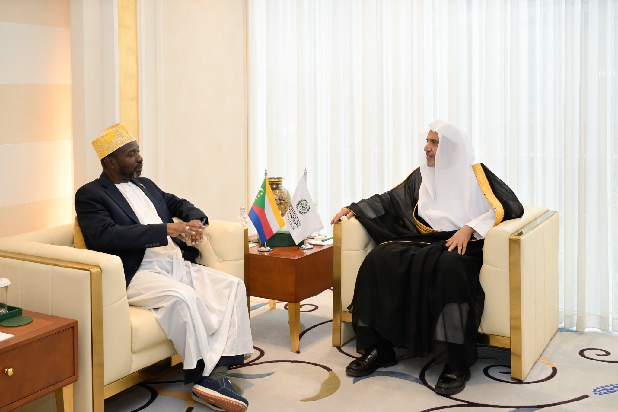 Le Secrétaire général, cheikh Mohammed Al-Issa, a reçu aujourd’hui, l’Ambassadeur de l’Union des Comores auprès du Royaume d’Arabie saoudite, M. Issa Soulé M'madi
