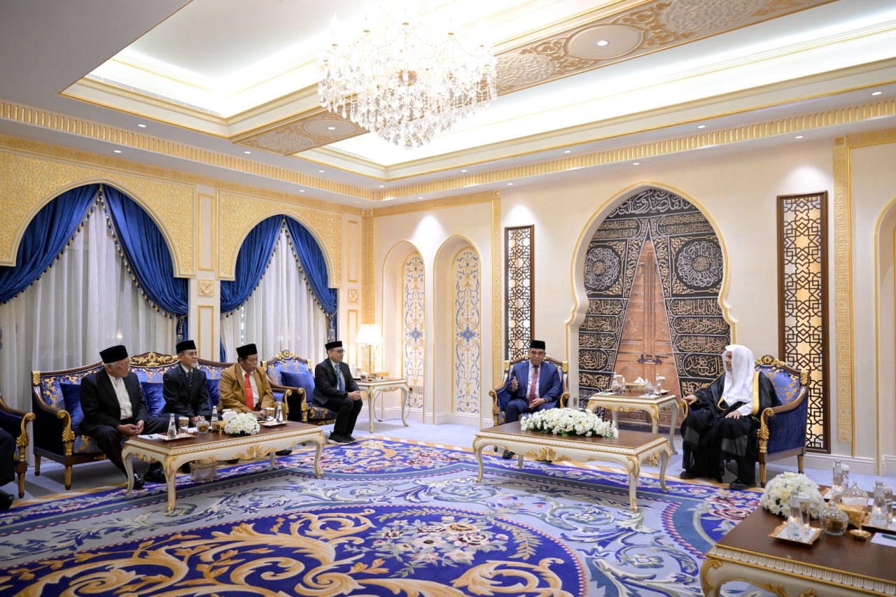 استقبلَ معالي الأمين العام، رئيس هيئة علماء المسلمين، فضيلة الشيخ د.⁧‫محمد العيسى‬⁩ ⁦‪‬⁩، معالي رئيس مجلس الشورى الشعبي الإندونيسي، السيد أحمد موزاني
