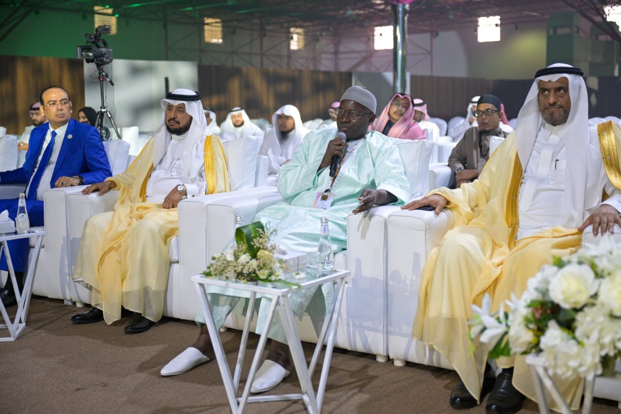 ‏صورٌ من حوار معالي الشيخ د.⁧‫محمد العيسى‬⁩ ‬⁩، ظُهرَ اليوم، في رحاب مكة المكرمة، حولَ: "الوسطيّة السعودية: من المنهج الفقهي إلى الرِّيادة العالميّة"، بدعوةٍ من هيئة الصحفيين السعوديين:
