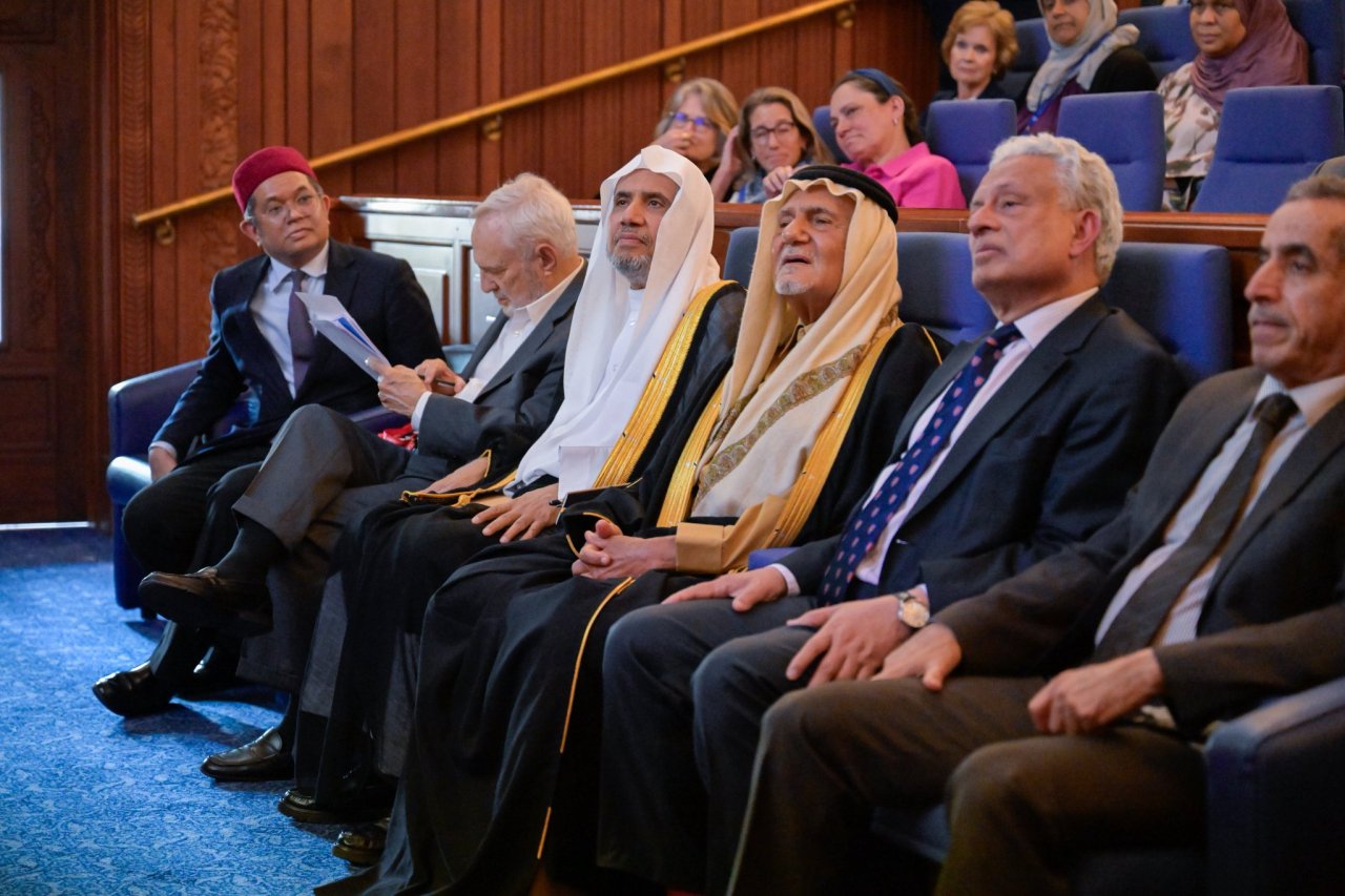 H.E. Sheikh Dr. Mohammed Al-Issa, Secretary-General of the MWL, delivered a keynote address at the opening of a high-level meeting of the Expert Group at the Oxford Centre for Islamic Studies