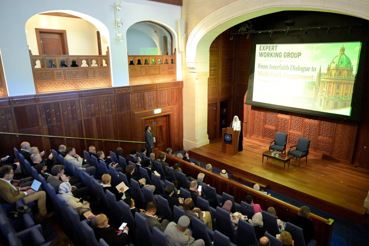 H.E. Sheikh Dr. Mohammed Al-Issa, Secretary-General of the MWL, delivered a keynote address at the opening of a high-level meeting of the Expert Group at the Oxford Centre for Islamic Studies