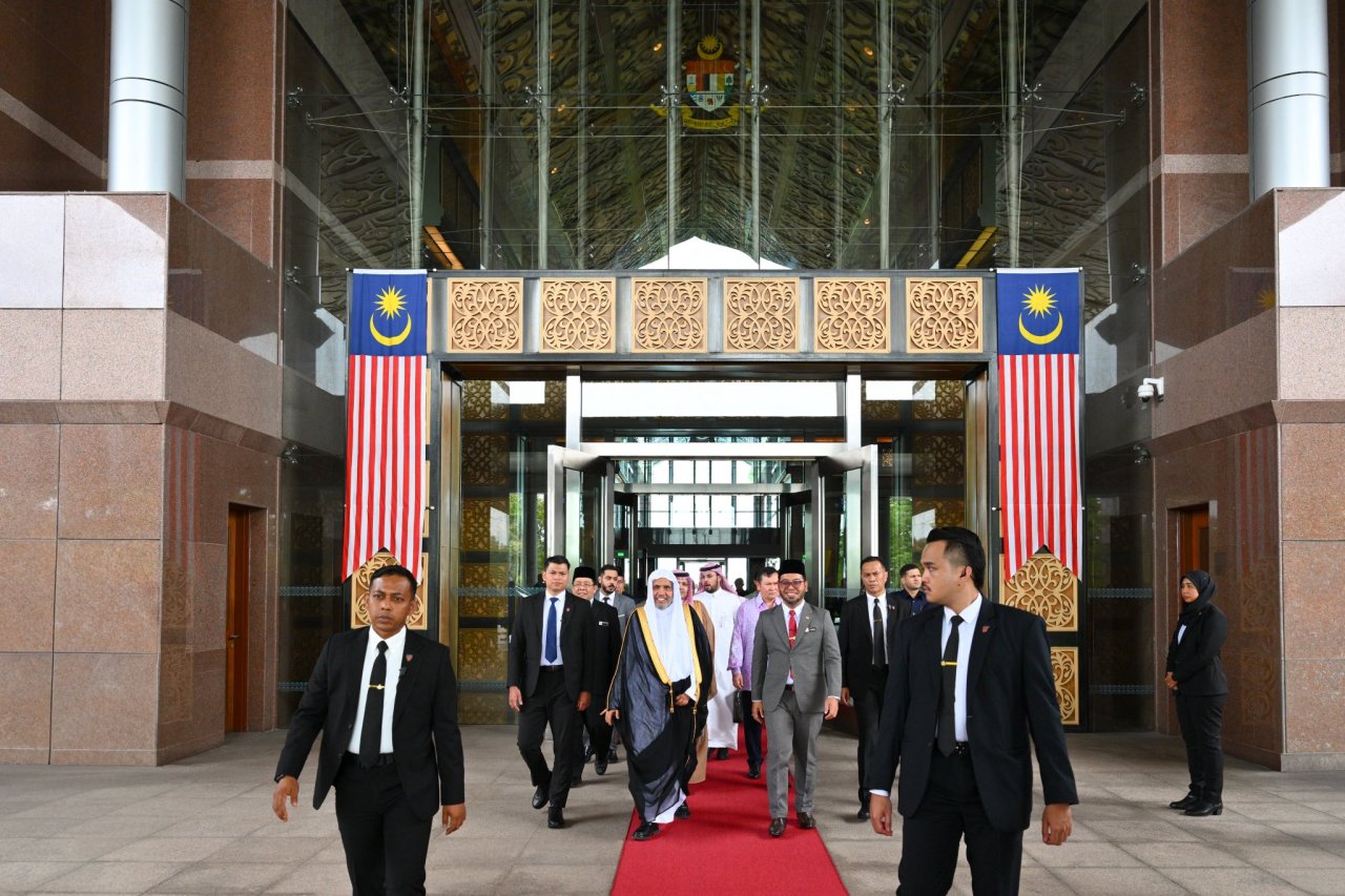 Le Secrétaire général, cheikh Mohammed Al-Issa est arrivé à l’aéroport international de Kuala Lumpur, où il a été accueilli par plusieurs personnalités religieuses et officielles