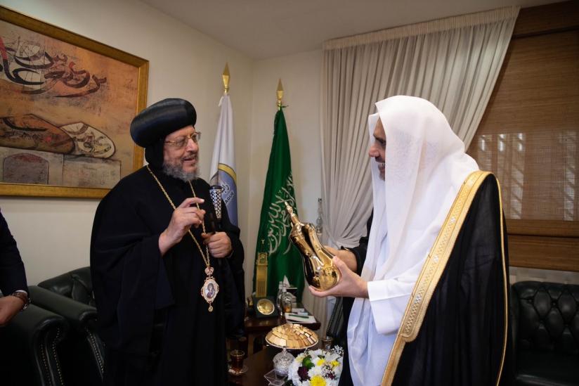 معالي أمين عام ⁧رابطة العالم الإسلامي⁩⁩ مستقبلاً في مكتبه بالرياض نيافة ⁧الأنباء مرقس⁩ أسقف عام شبرا وتوابعها بالكنيسة القبطية الأرثوذكسية