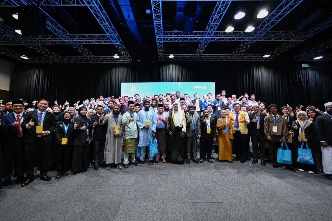 In Kuala Lumpur, Malaysia, H.E. Sheikh Dr. Mohammed Al-Issa, Secretary-General of the MWL met with young leaders among university students and researchers