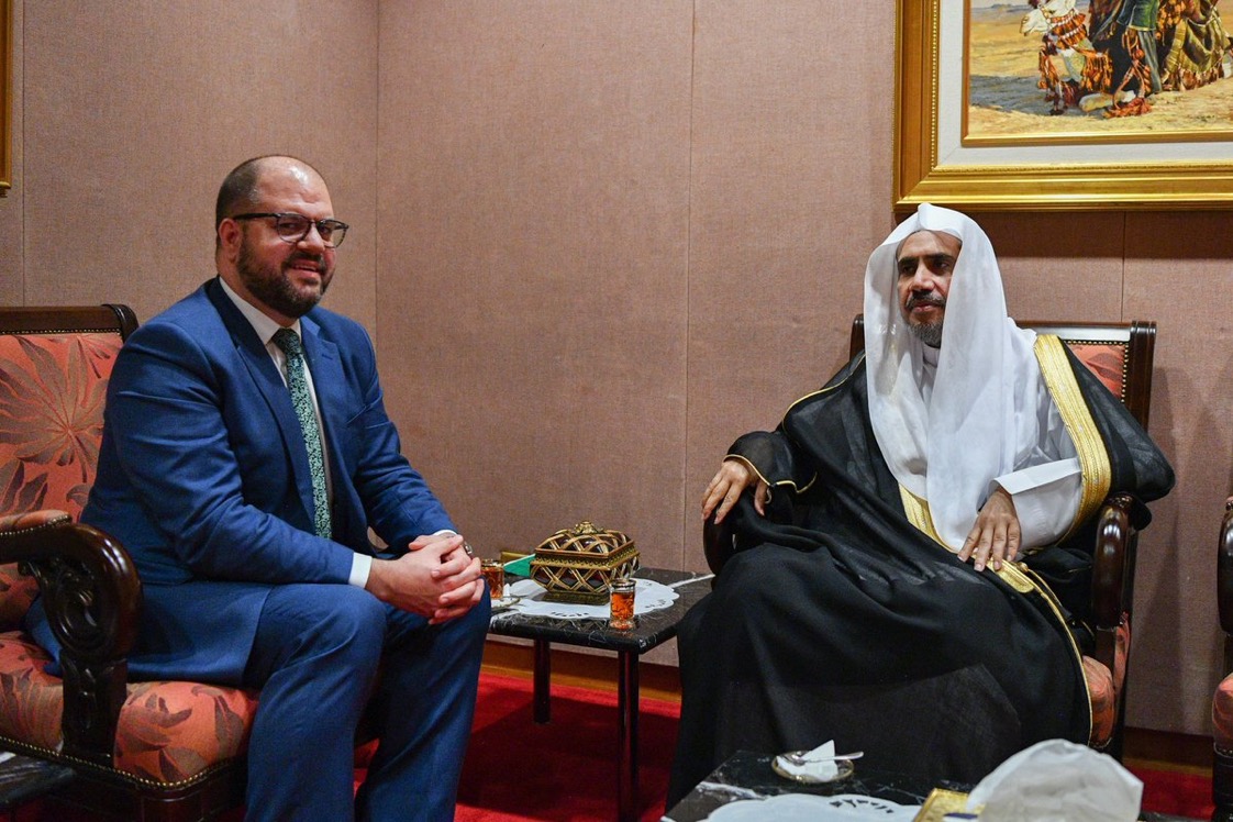 معالي أمين عام ⁧رابطة العالم الإسلامي⁩⁩ مستقبلاً القنصل العام للولايات المتحدة الأمريكية بالمملكة العربية ⁧السعودية⁠ ⁠⁩