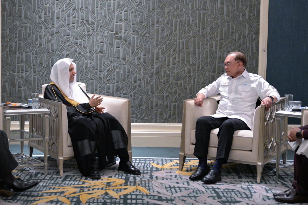 Le Premier ministre de Malaisie, Dato’ Seri Anwar Ibrahim, a reçu, au palais malaisien de l’hospitalité, Résidence du Premier ministre, le Secrétaire général, cheikh Mohammed Al-Issa