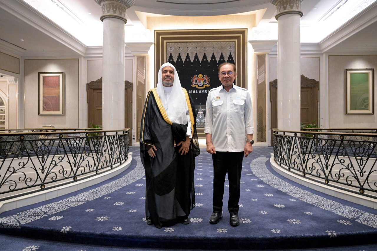 Le Premier ministre de Malaisie, Dato’ Seri Anwar Ibrahim, a reçu, au palais malaisien de l’hospitalité, Résidence du Premier ministre, le Secrétaire général, cheikh Mohammed Al-Issa