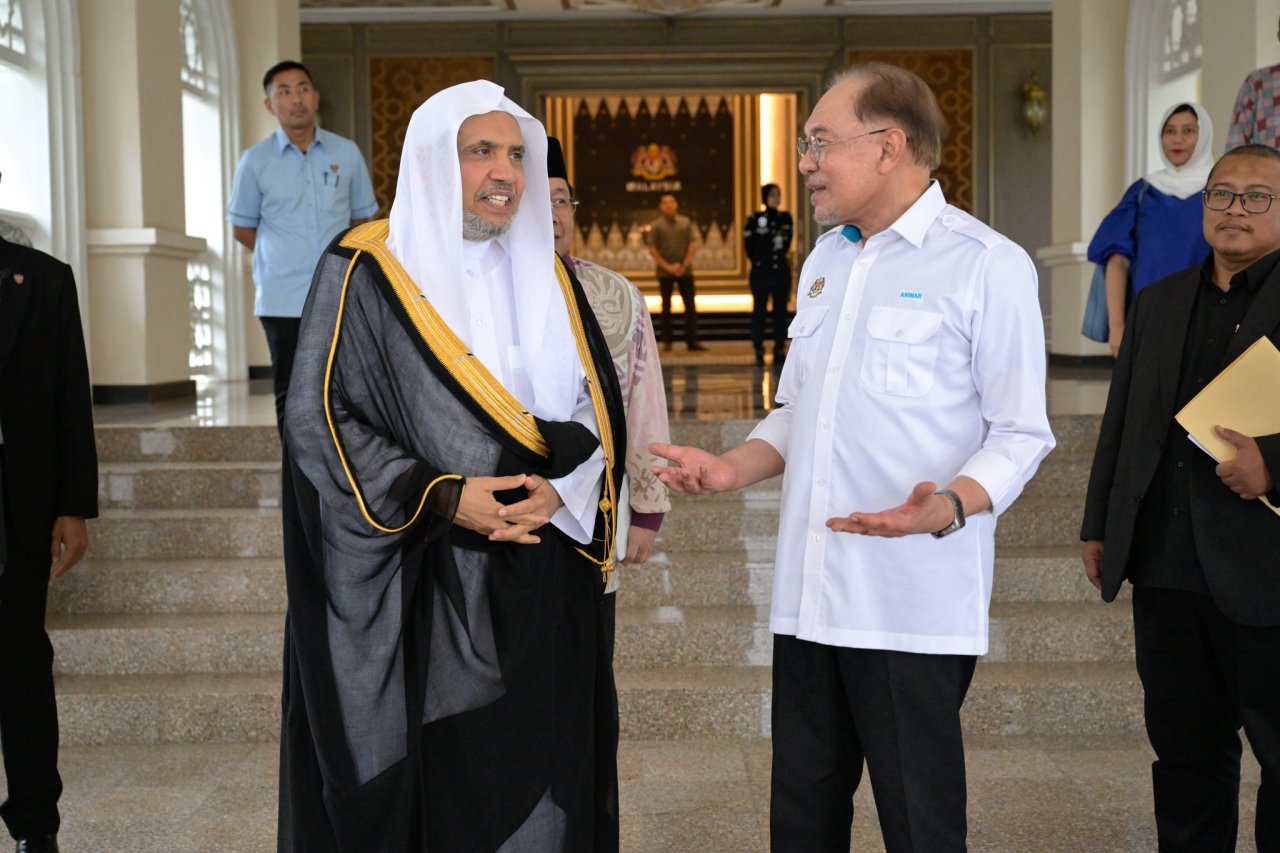 Le Premier ministre de Malaisie, Dato’ Seri Anwar Ibrahim, a reçu, au palais malaisien de l’hospitalité, Résidence du Premier ministre, le Secrétaire général, cheikh Mohammed Al-Issa
