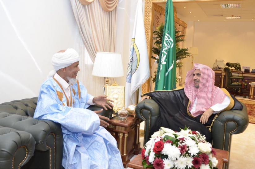 معالي الأمين العام مستقبلاً ظهر اليوم في مكتبه بمكة المكرمة معالي رئيس التجمع الثقافي في جمهورية موريتانيا الشيخ محمد الحافظ النحوي