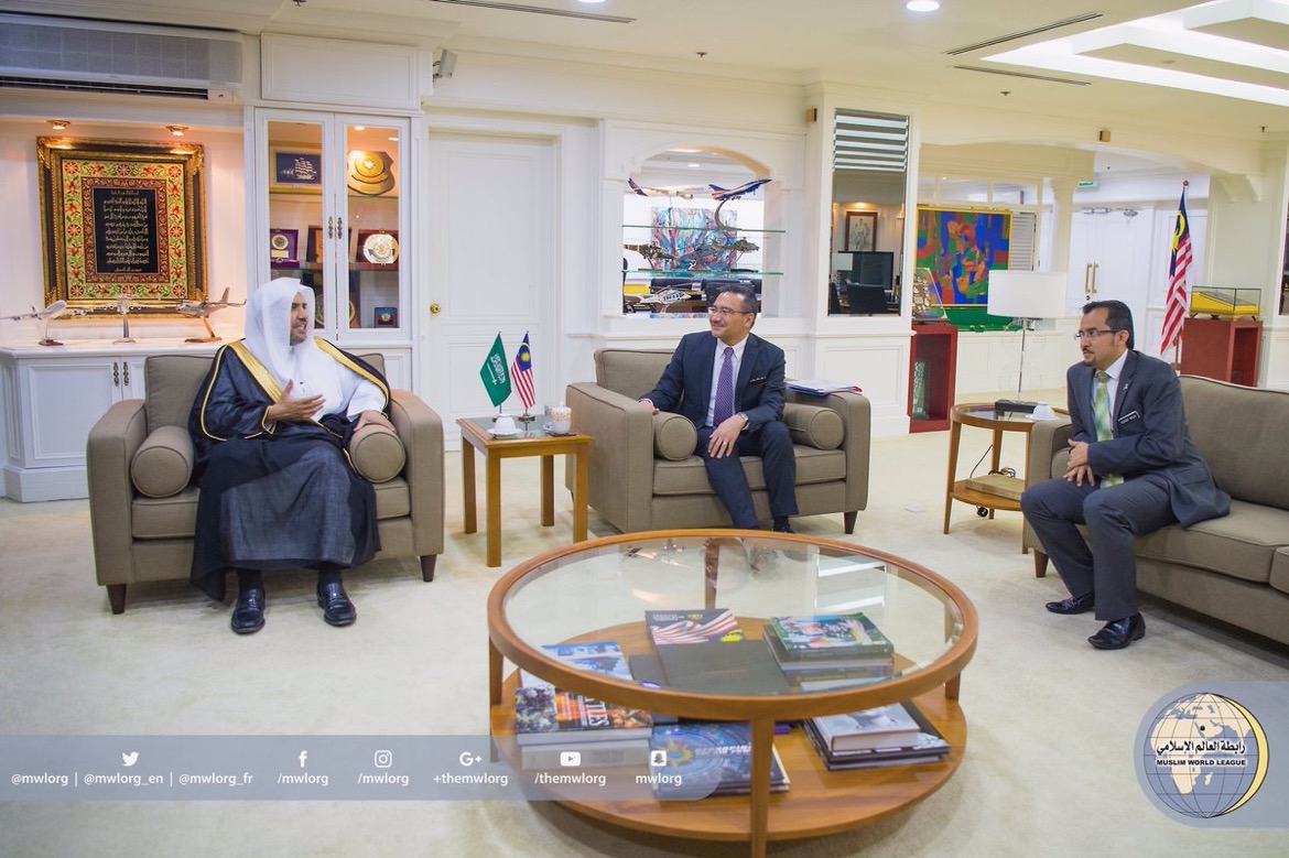 ‏معالي وزير الدفاع الماليزي مستقبلاً بكوالالمبور معالي الأمين العام وتناول اللقاء بحث الموضوعات المتعلقة بمواجهة آيديلوجية التطرف الإرهابي