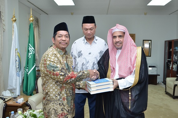 الدكتور العيسى يستقبل وفد الجامعة الإسلامية الحكومية بإندونيسيا