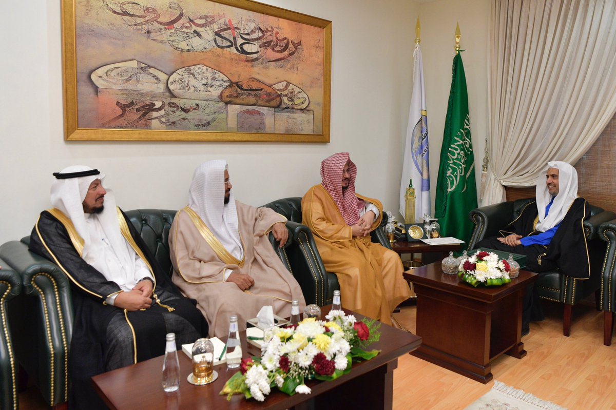 شیخ ڈاکٹر محمد العیسی نے اسلامی ریسرچ رسالہ کے نگران بورڈ کے وفد کا رسالہ کے نائب نگران اورسیکرٹری جنرل ہیئۃ کبار العلماء شیخ ڈاکٹر فہد الماجد