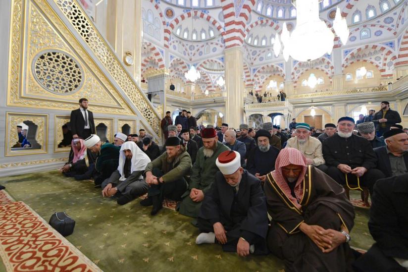 En présence du président tchétchène, de grands muftis et de savants du monde musulman, le Secrétaire général de la Ligue islamique mondiale fait le sermon du Vendredi à Grozny