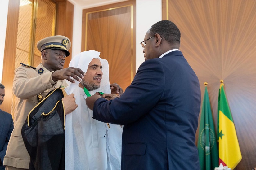 Le Président du Sénégal décore le D. Mohammad Alissa de la plus haute distinction honorifique sénégalaise pour le récompenser de ses efforts pour la promotion de la modération dans le monde.