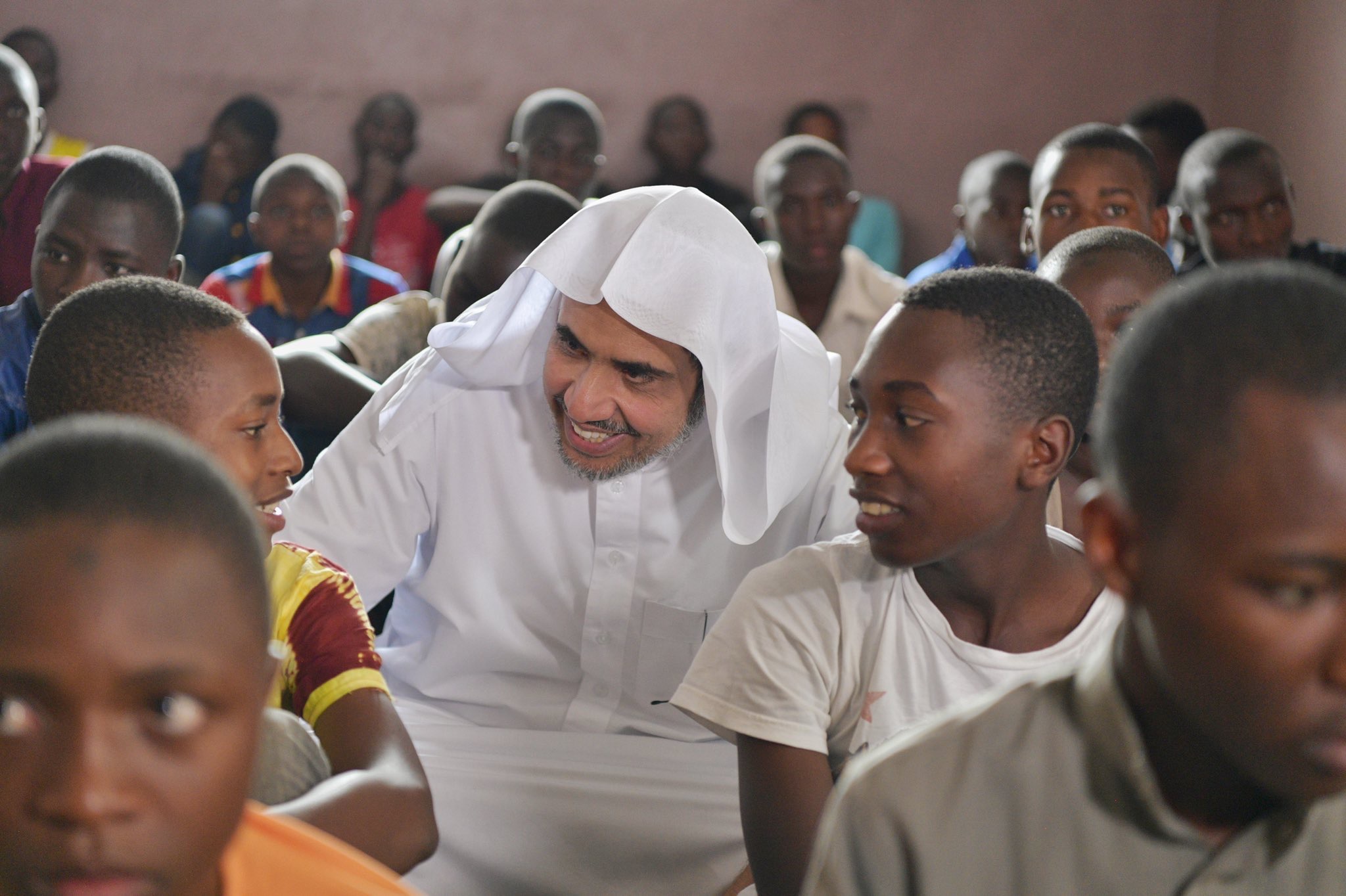 Le Secrétaire général de la Ligue D. Mohammad Alissa visite un orphelinat au Burundi dans le cadre de sa tournée en Afrique