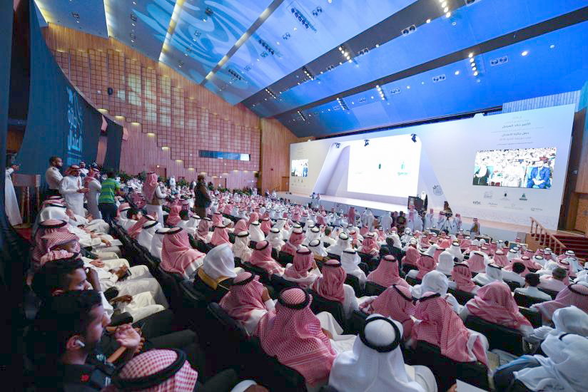 شہزادہ خالد الفیصل نے سیکرٹری جنرل رابطہ عالم اسلامی عزت مآب ڈاکٹر محمد العیسی کو ان کی انتہا پسند فکر کے انسداد اور وسطیت اور میانہ روی کے اقدار کو فروغ دینے کی عالمی کوششوں کے اعتراف میں اعتدال ایوارڈ پیش کیا.