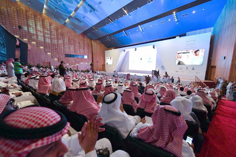 شہزادہ خالد الفیصل نے سیکرٹری جنرل رابطہ عالم اسلامی عزت مآب ڈاکٹر محمد العیسی کو ان کی انتہا پسند فکر کے انسداد اور وسطیت اور میانہ روی کے اقدار کو فروغ دینے کی عالمی کوششوں کے اعتراف میں اعتدال ایوارڈ پیش کیا.