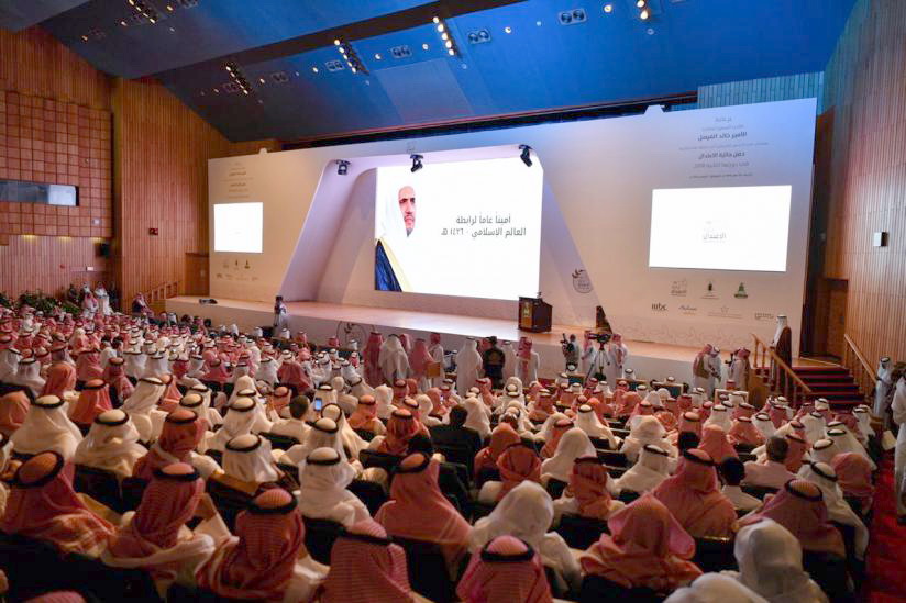 شہزادہ خالد الفیصل نے سیکرٹری جنرل رابطہ عالم اسلامی عزت مآب ڈاکٹر محمد العیسی کو ان کی انتہا پسند فکر کے انسداد اور وسطیت اور میانہ روی کے اقدار کو فروغ دینے کی عالمی کوششوں کے اعتراف میں اعتدال ایوارڈ پیش کیا.